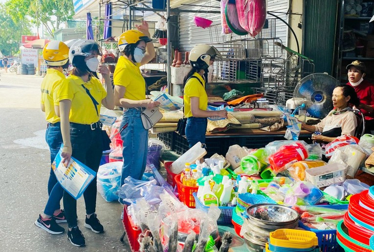 C&aacute;n bộ, nh&acirc;n vi&ecirc;n Bưu điện Hải Dương tuy&ecirc;n truyền ch&iacute;nh s&aacute;ch BHXH tự nguyện, BHYT hộ gia đ&igrave;nh đến người d&acirc;n.