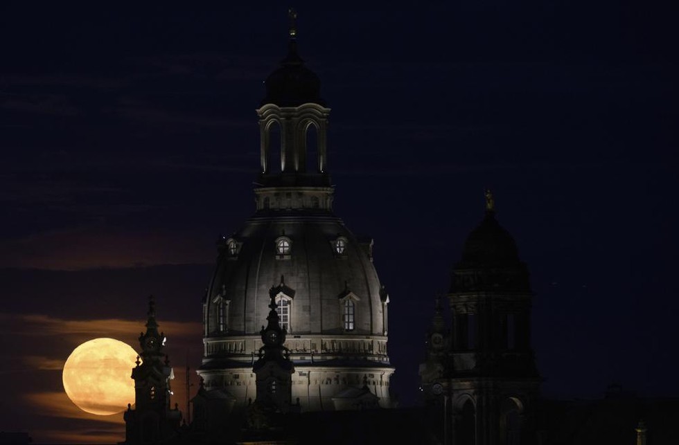 Si&ecirc;u trăng hươu mọc đằng sau Nh&agrave; thờ Frauenkirche (Nh&agrave; thờ Đức B&agrave;) ở Dresden, Đức. Ảnh: AP