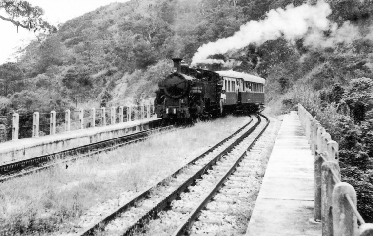 Đầu k&eacute;o hơi nước đặc trưng của tuyến đường sắt răng cưa Phan Rang - Đ&agrave; Lạt thời c&ograve;n hoạt động gần 100 năm trước.
