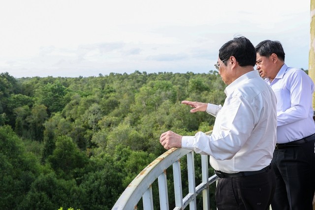 Thủ tướng Phạm Minh Ch&iacute;nh khảo s&aacute;t khu bảo tồn thi&ecirc;n nhi&ecirc;n độc đ&aacute;o h&agrave;ng đầu tại ĐBSCL. Ảnh: VGP