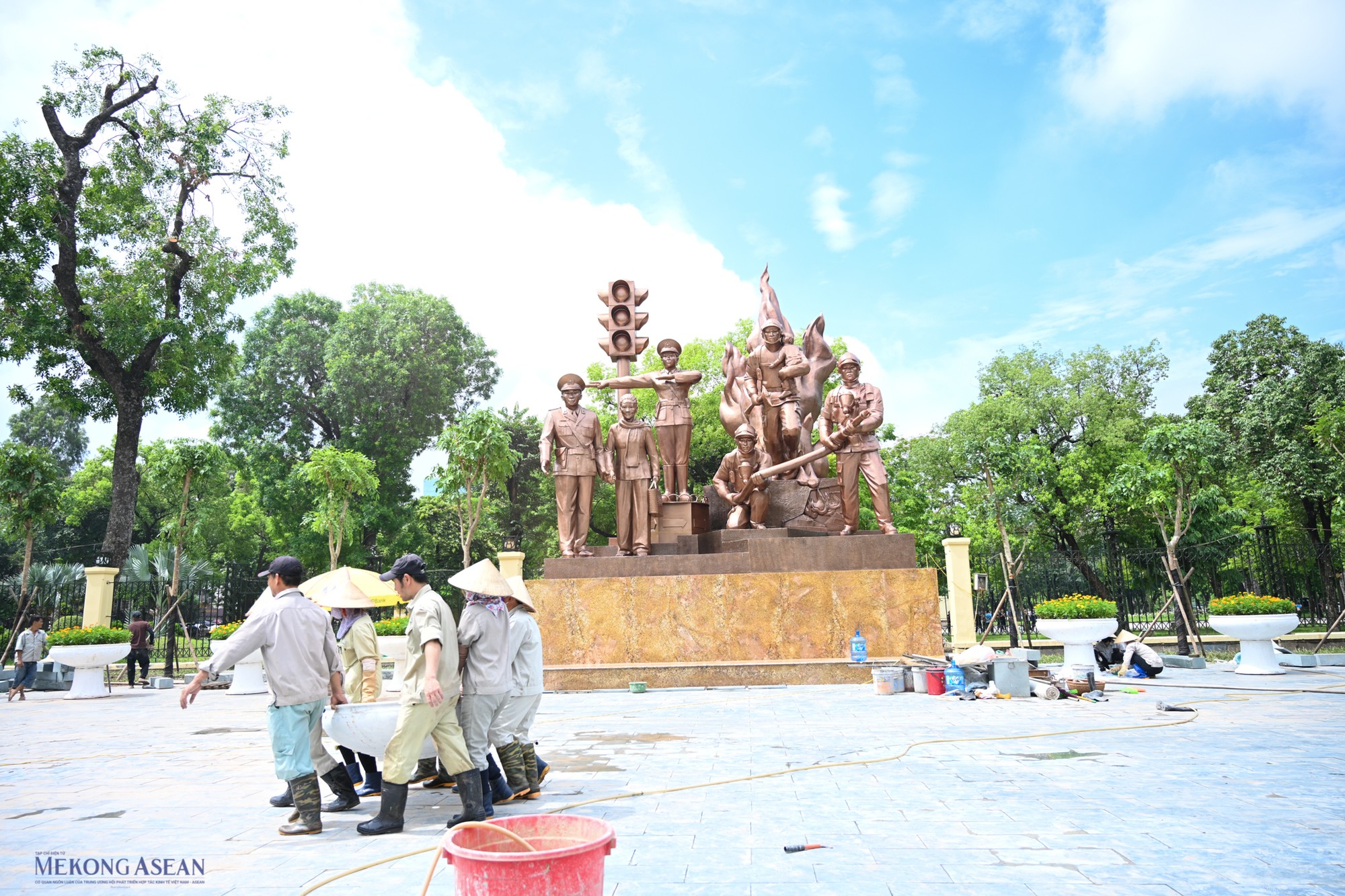 Tượng đ&agrave;i chiến sĩ cảnh s&aacute;t giao th&ocirc;ng v&agrave; ph&ograve;ng ch&aacute;y chữa ch&aacute;y - cứu nạn cứu hộ đ&atilde; ho&agrave;n thiện phần ch&iacute;nh v&agrave; đang khẩn trương ho&agrave;n tất nốt xung quanh tượng đ&agrave;i.