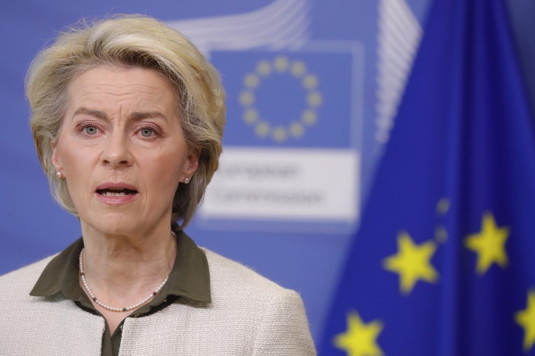 Chủ tịch Ủy ban ch&acirc;u &Acirc;u (EC) Ursula von der Leyen tuy&ecirc;n bố g&oacute;i trừng phạt mới được gia hạn cho đến th&aacute;ng 1/2023. Ảnh: AP