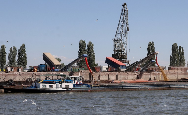 Ngũ cốc được chuyển l&ecirc;n s&agrave; lan tại cảng Reni, tỉnh Odessa, Ukraine ng&agrave;y 21/7. Ảnh: Reuters