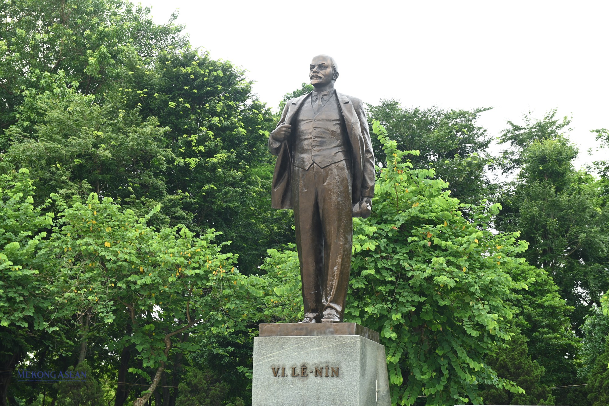 Bức tượng L&ecirc;nin bằng đồng cao 5,2m được đặt tr&ecirc;n bệ đ&aacute; hoa cương cao 2,7m, nh&igrave;n ra đường Điện Bi&ecirc;n Phủ v&agrave; Cột cờ H&agrave; Nội.