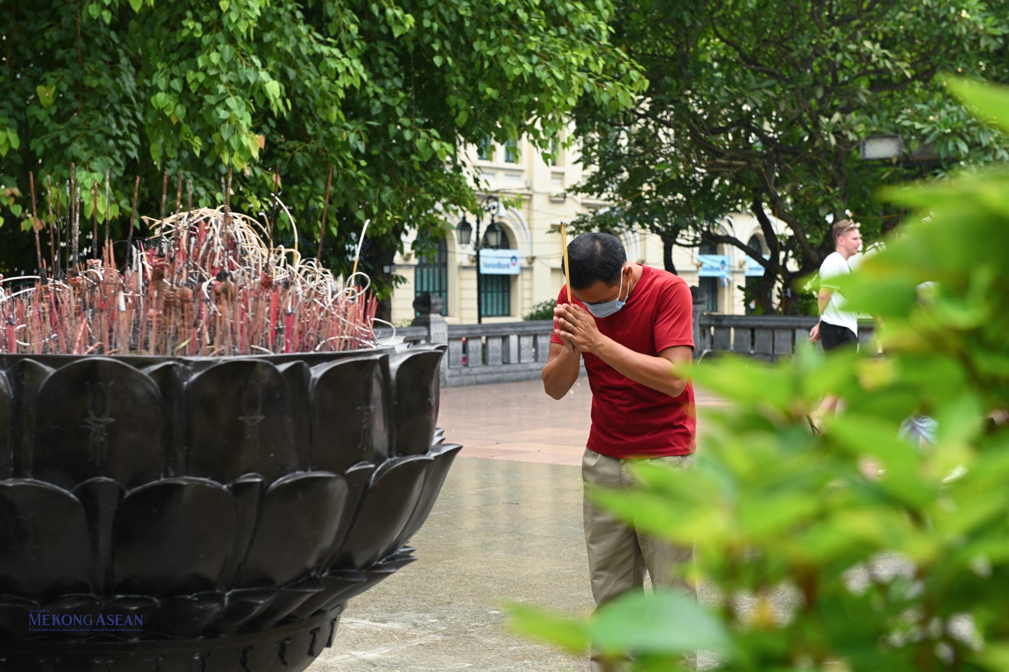 Nhiều người d&acirc;n thường xuy&ecirc;n tới thắp hương tượng vua L&yacute; Th&aacute;i Tổ v&agrave;o những dịp quan trọng.