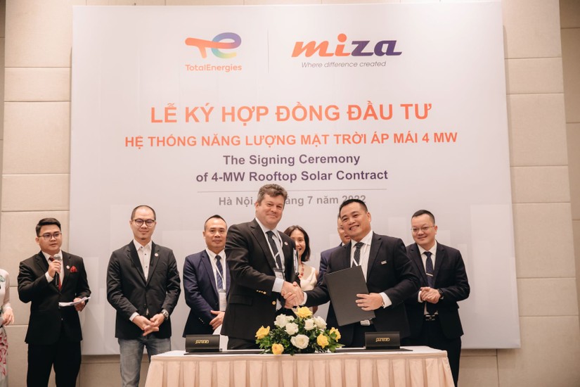 &Ocirc;ng Nguyễn Tuấn Minh, Chủ tịch Miza Corporation v&agrave; &ocirc;ng Lorenzo Mancini, Gi&aacute;m đốc Kinh doanh Khu vực ch&acirc;u &Aacute; &ndash; Th&aacute;i B&igrave;nh Dương của TotalEnergies trao đổi hợp đồng hợp t&aacute;c