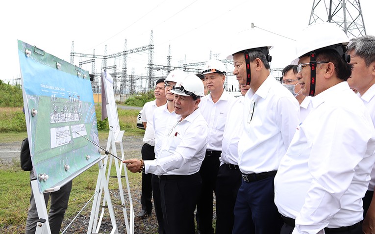 &Ocirc;ng Nguyễn Mạnh H&ugrave;ng, Ph&oacute; Gi&aacute;m đốc Ban quản l&yacute; dự &aacute;n điện 3, Gi&aacute;m đốc Ban Điều h&agrave;nh dự &aacute;n Nh&agrave; m&aacute;y Nhiệt điện &Ocirc; M&ocirc;n 3 v&agrave; &Ocirc; M&ocirc;n 4, b&aacute;o c&aacute;o đo&agrave;n c&ocirc;ng t&aacute;c của EVN về tiến độ triển khai dự &aacute;n Nh&agrave; m&aacute;y Nhiệt điện &Ocirc; M&ocirc;n 4 hồi th&aacute;ng 7/2022. Nguồn: EVN.