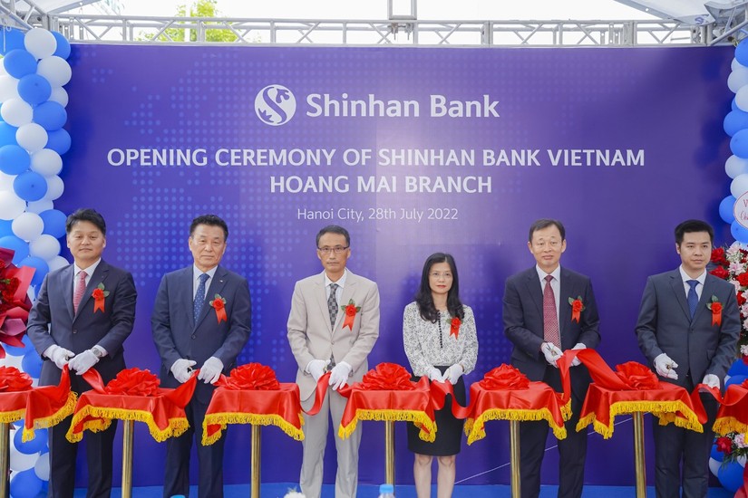 Shinhan Bank cắt băng kh&aacute;nh th&agrave;nh chi nh&aacute;nh Ho&agrave;ng Mai