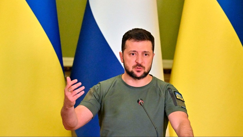 Tổng thống Ukraine Volodymyr Zelensky ra lệnh sơ t&aacute;n bắt buộc với người d&acirc;n Donetsk. Ảnh: CNN