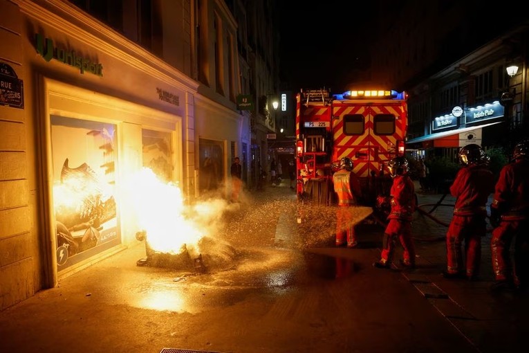 Lực lượng cứu hỏa đang dập ch&aacute;y tại thủ đ&ocirc; Paris, Ph&aacute;p tối 30/6. Ảnh: Reuters