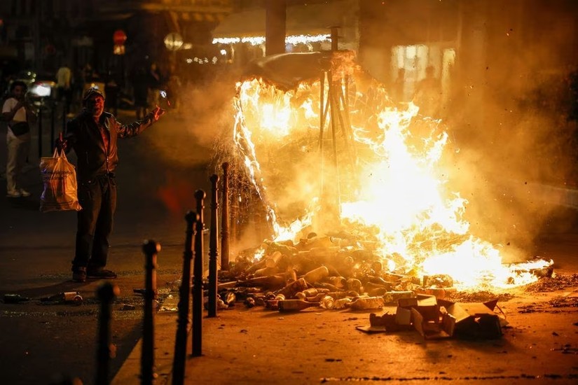 Đồ vật bị đốt trong buổi bạo loạn tối 30/6 tại thủ đ&ocirc; Paris, Ph&aacute;p. Ảnh: Reuters