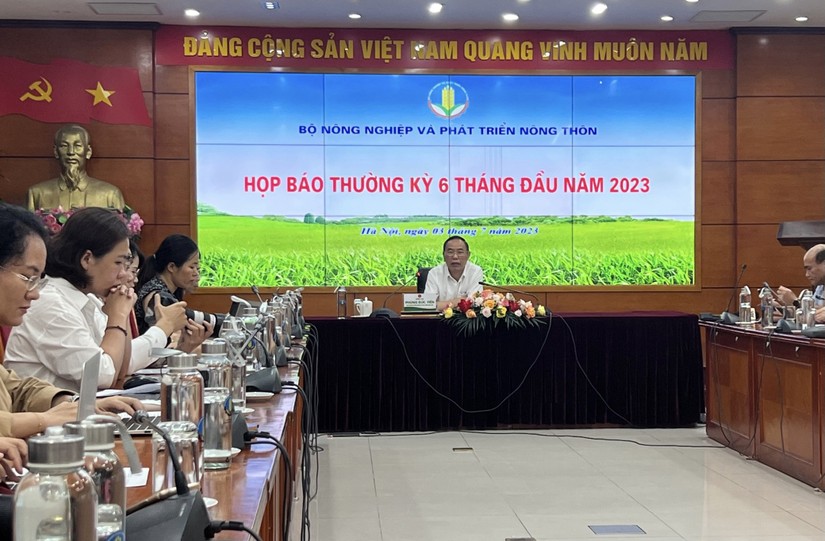 Họp b&aacute;o thường kỳ 6 th&aacute;ng đầu năm 2023, s&aacute;ng 4/7. Ảnh: Phương Thảo.