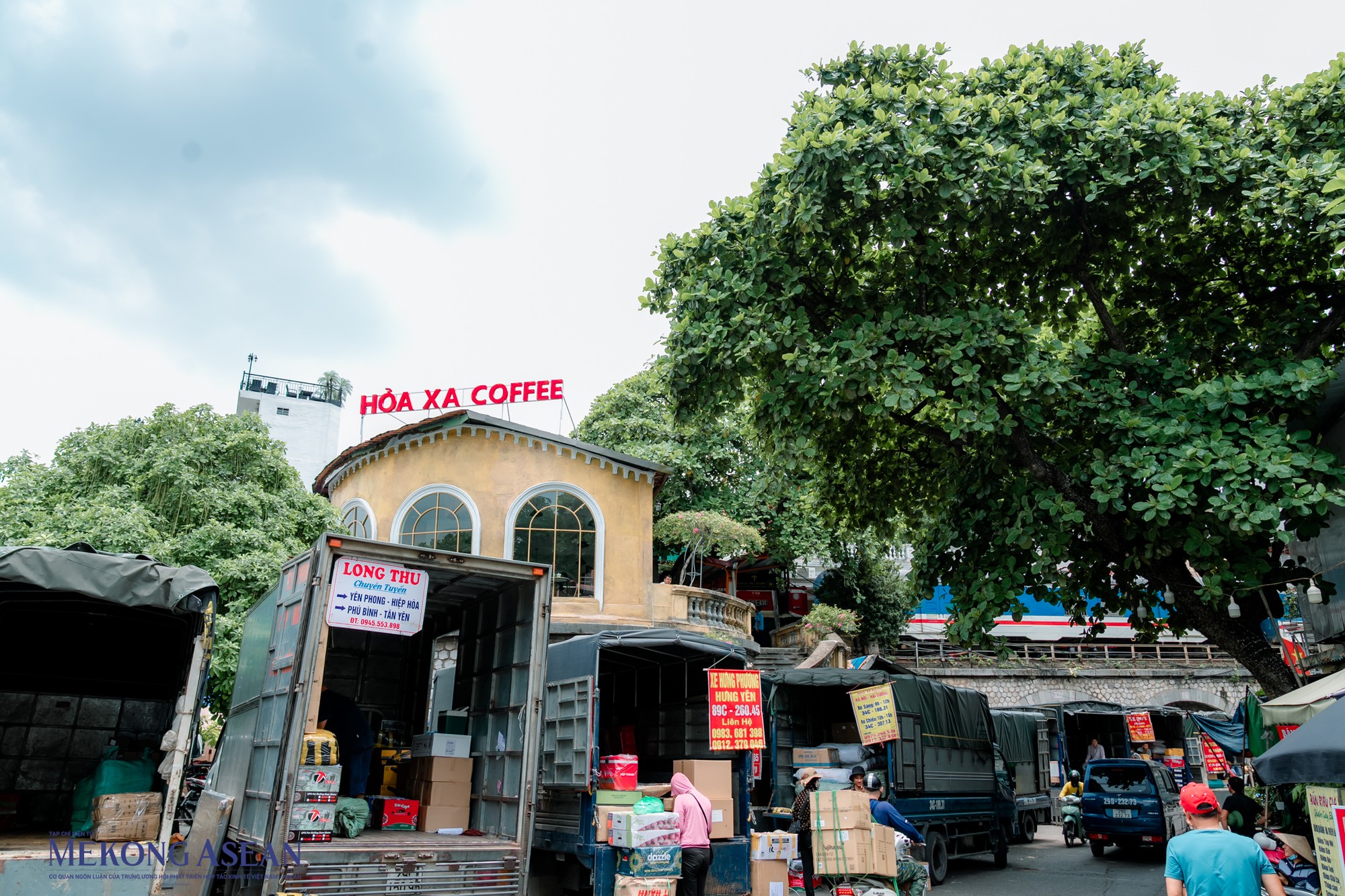 Hỏa Xa Cafe sở hữu vị thế đắc địa nằm ngay s&aacute;t đường ray hướng nh&igrave;n rộng tho&aacute;ng ra nhiều địa điểm nổi tiếng như cầu Long Bi&ecirc;n, nh&agrave; ga Long Bi&ecirc;n, đường sắt tr&ecirc;n cao Ph&ugrave;ng Hưng v&agrave; cầu dẫn l&ecirc;n cầu Long Bi&ecirc;n ph&iacute;a phố Trần Nhật Duật.