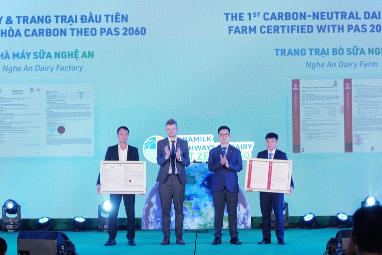 Vinamilk nhận chứng nhận Nh&agrave; m&aacute;y v&agrave; trang trại đạt trung h&ograve;a carbon theo ti&ecirc;u chuẩn PAS 2060:2014