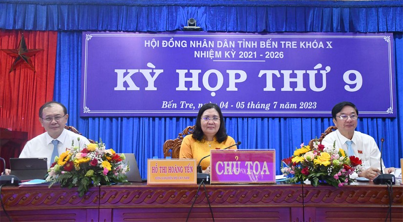 Kỳ họp thứ 9 HĐND tỉnh Bến Tre do Ph&oacute; B&iacute; thư Thường trực Tỉnh ủy - Chủ tịch HĐND tỉnh Hồ Thị Ho&agrave;ng Yến v&agrave; c&aacute;c Ph&oacute; Chủ tịch HĐND tỉnh Huỳnh Quang Triệu, L&ecirc; Văn Kh&ecirc; chủ tr&igrave;. Ảnh: Cổng Th&ocirc;ng tin điện tử Bến Tre