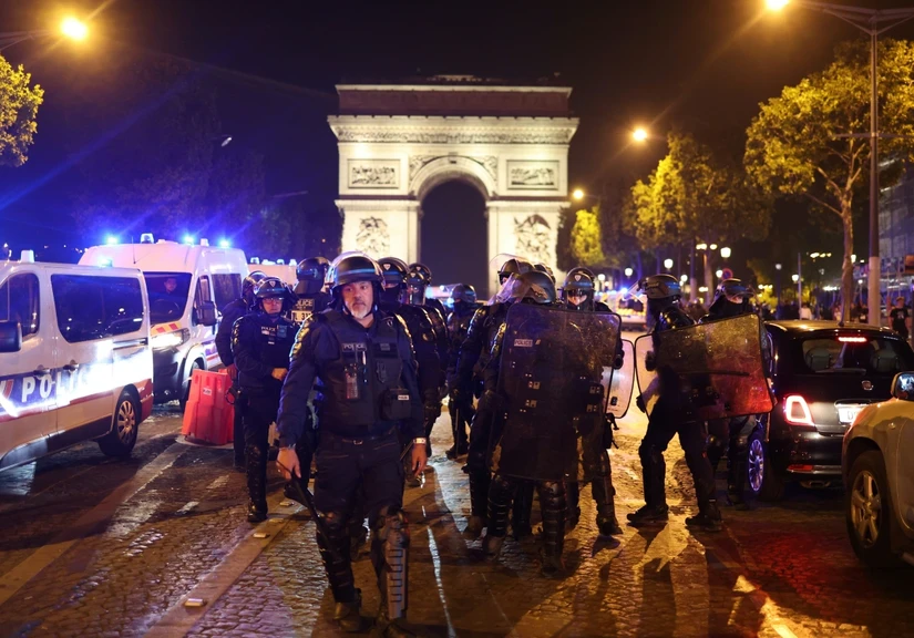 C&aacute;c sĩ quan cảnh s&aacute;t tuần tra tại Khải Ho&agrave;n M&ocirc;n, thủ đ&ocirc; Paris, Ph&aacute;p. Ảnh: Reuters