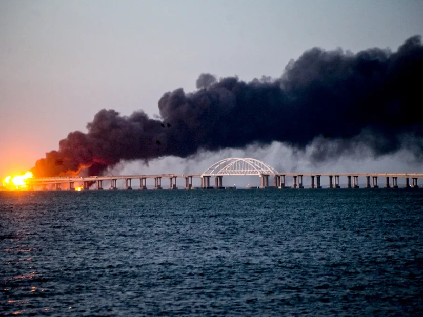 Kh&oacute;i đen bốc l&ecirc;n khi cầu Crimea bị nổ, ng&agrave;y 8/10/2022. Ảnh: Getty Images