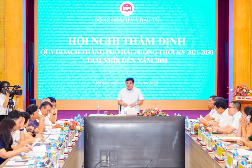 Bộ trưởng Bộ Kế hoạch v&agrave; Đầu tư Nguyễn Ch&iacute; Dũng chủ tr&igrave; hội nghị thẩm định Quy hoạch th&agrave;nh phố Hải Ph&ograve;ng thời kỳ 2021 &ndash; 2030, tầm nh&igrave;n đến năm 2050. Ảnh: Haiphong.gov