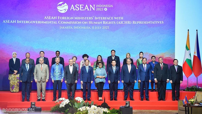 C&aacute;c Bộ trưởng Ngoại giao c&aacute;c nước ASEAN chụp ảnh lưu niệm c&ugrave;ng đại diện Ủy ban AICHR c&aacute;c nước th&agrave;nh vi&ecirc;n. Ảnh: B&aacute;o Quốc tế