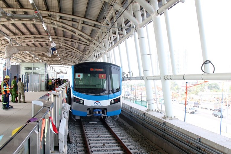 T&agrave;u metro số 1 (Bến Th&agrave;nh-Suối Ti&ecirc;n) dừng ở ga B&igrave;nh Th&aacute;i. Ảnh: TTXVN