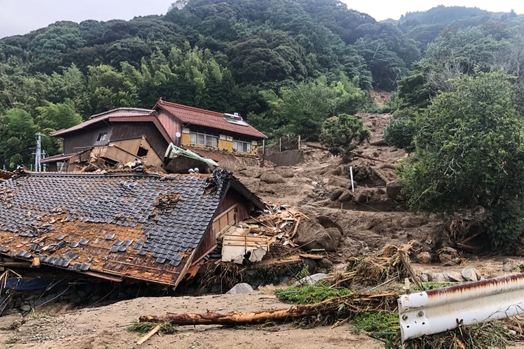 Khung cảnh đổ n&aacute;t sau vụ lở đất ở th&agrave;nh phố Karatsu, tỉnh Saga, ng&agrave;y 10/7. Ảnh: AFP