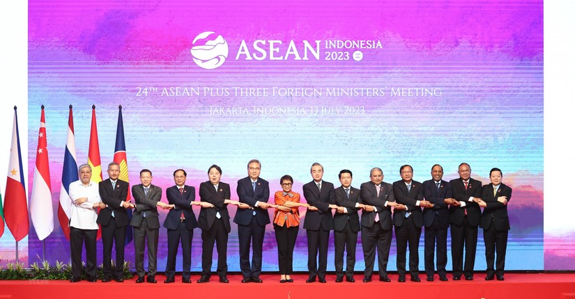 Bộ trưởng Ngoại giao B&ugrave;i Thanh Sơn c&ugrave;ng c&aacute;c Bộ trưởng Ngoại giao đối t&aacute;c chụp ảnh chung tại Hội nghị ASEAN+3 ở Jakarta, Indonesia. Ảnh: TTXVN