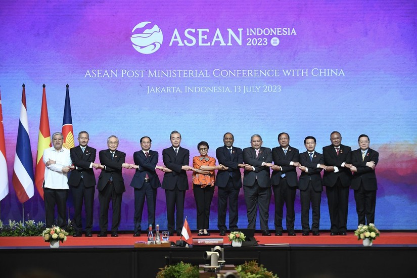 C&aacute;c Bộ trưởng Ngoại giao ASEAN v&agrave; Trung Quốc tại Jakarta ng&agrave;y 13/7. Ảnh: ASEAN