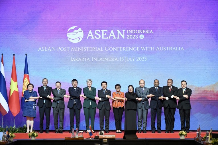 C&aacute;c Bộ trưởng Ngoại giao ASEAN v&agrave; Ngoại trưởng Australia Penny Wong tại Jakarta ng&agrave;y 13/7. Ảnh: ASEAN