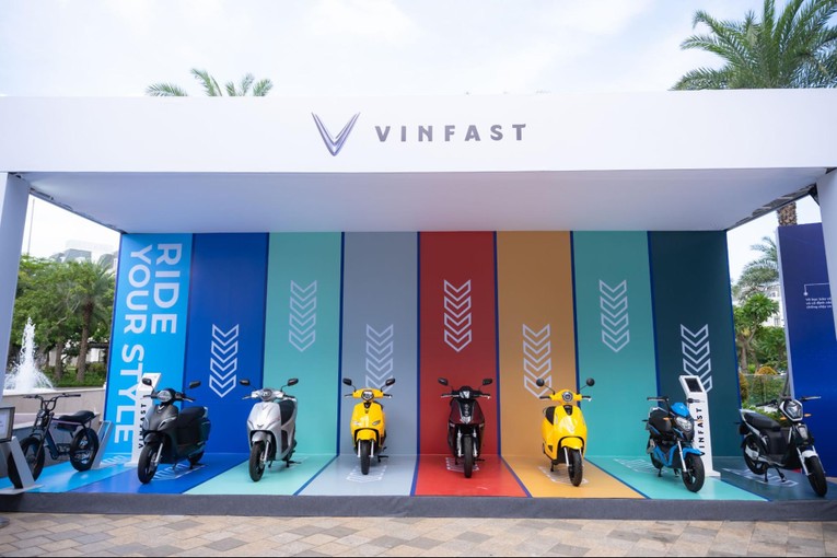 D&agrave;n xe m&aacute;y điện thời thượng VinFast l&agrave; lựa chọn y&ecirc;u th&iacute;ch của c&aacute;c bạn trẻ bởi diện mạo trẻ trung v&agrave; mức gi&aacute; ph&ugrave; hợp. Ngo&agrave;i ra, xe đạp điện trợ lực mới xuất hiện trong g&acirc;y nhiều th&iacute;ch th&uacute; với kh&aacute;ch h&agrave;ng.