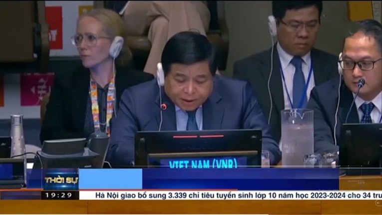 Bộ trưởng Nguyễn Ch&iacute; Dũng tr&igrave;nh b&agrave;y R&agrave; so&aacute;t quốc gia tự nguyện của Việt Nam tại HLPF.