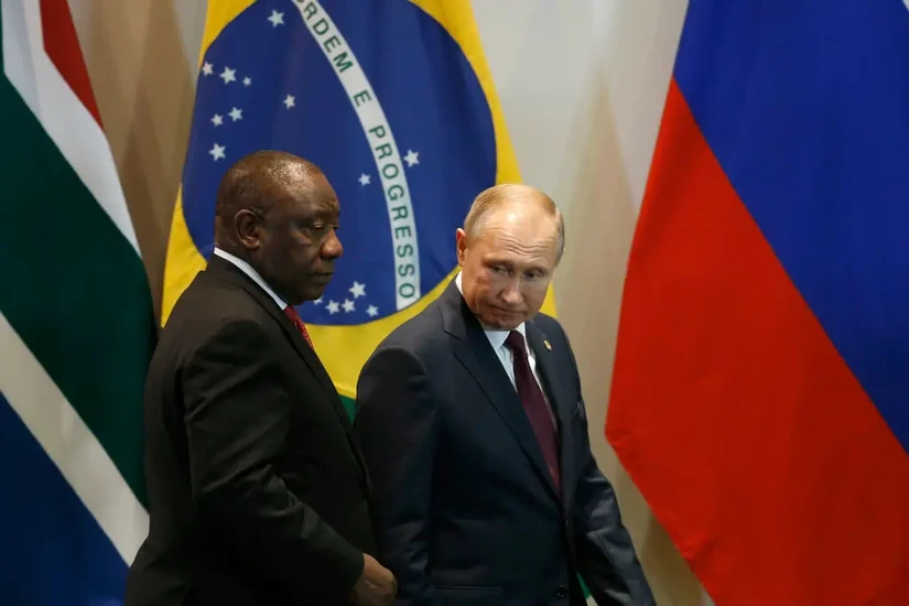 Tổng thống Nga Vladimir Putin v&agrave; Tổng thống Nam Phi Cyril Ramaphosa tại Hội nghị thượng đỉnh BRICS ở Bras&iacute;lia, năm 2019. Ảnh: AP