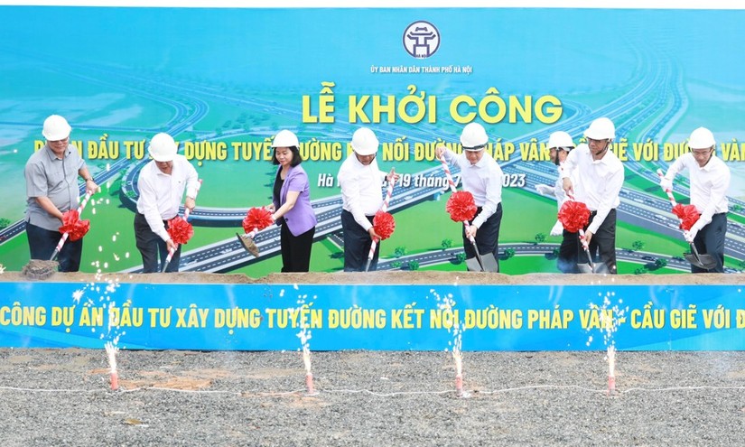 C&aacute;c đại biểu thực hiện nghi thức khởi c&ocirc;ng dự &aacute;n.