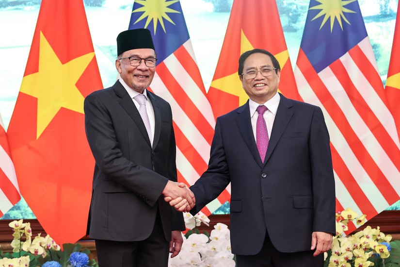 Thủ tướng Phạm Minh Ch&iacute;nh hội đ&agrave;m với Thủ tướng Malaysia Anwar Ibrahim. Ảnh: VGP