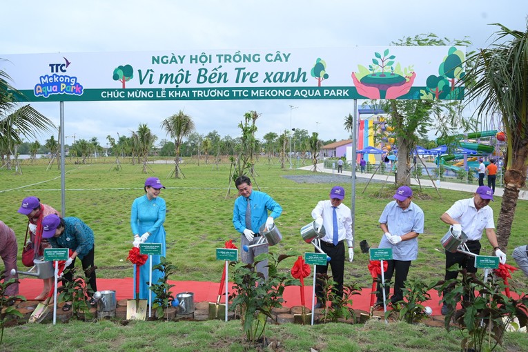 C&aacute;c đại biểu trồng c&acirc;y trong ng&agrave;y khai trương TTC Mekong Aqua Park