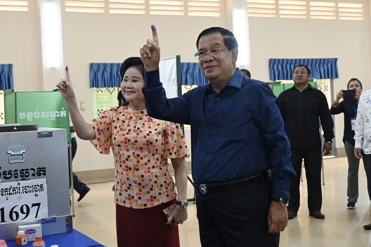 Thủ tướng Hun Sen v&agrave; người d&acirc;n Campuchia đi bỏ phiếu bầu cử ảnh 2