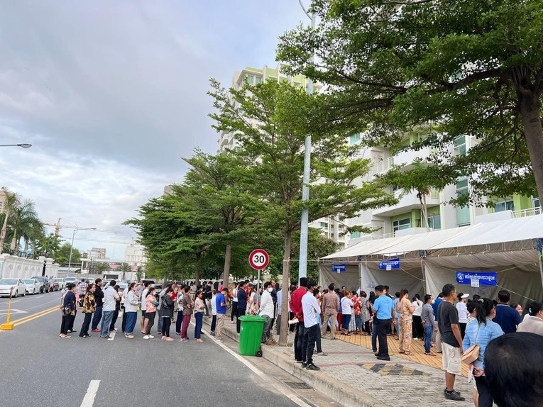 Thủ tướng Hun Sen v&agrave; người d&acirc;n Campuchia đi bỏ phiếu bầu cử ảnh 6