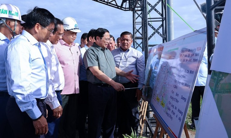 Thủ tướng Phạm Minh Ch&iacute;nh c&ugrave;ng đo&agrave;n c&ocirc;ng t&aacute;c của Ch&iacute;nh phủ đi kiểm tra dự &aacute;n đường v&agrave;nh đai 3 TP HCM qua Long An. Ảnh: VGP