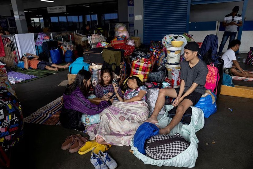 H&agrave;nh kh&aacute;ch bị mắc kẹt tại Cảng Bắc Manila, Philippines do b&atilde;o Doksuri. Ảnh: Reuters