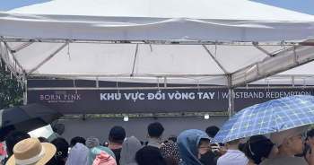 Người hâm mộ, &apos;phe vé&apos; xếp hàng giữa trưa nắng đổi vòng xem concert BlackPink