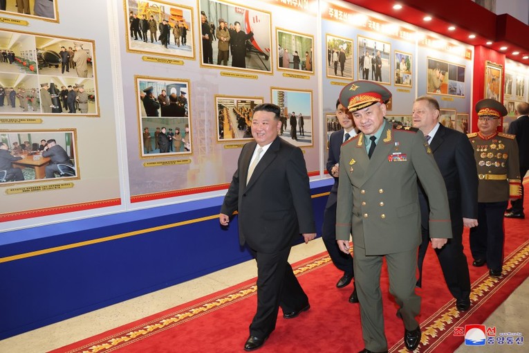 &Ocirc;ng Sergei Shoigu b&agrave;y tỏ l&ograve;ng biết ơn đối với &ocirc;ng Kim Jong Un v&igrave; đ&atilde; quan t&acirc;m s&acirc;u sắc đến lịch tr&igrave;nh của ph&aacute;i đo&agrave;n Nga. Ảnh: KCNA