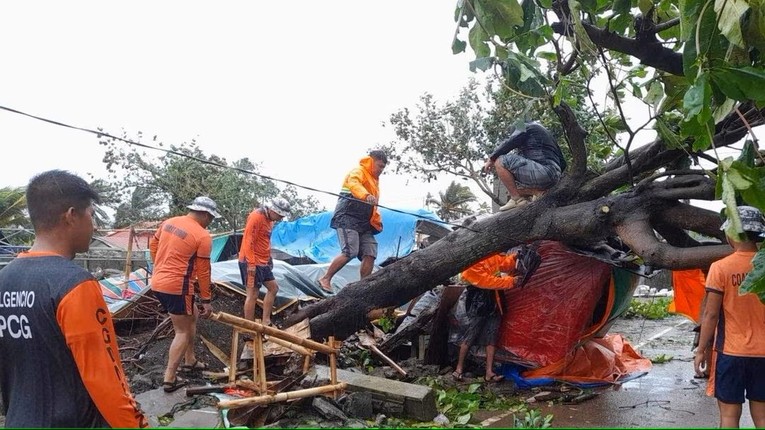 Lực lượng Bảo vệ Bờ biển Philippines thu dọn một c&acirc;y đổ tr&ecirc;n đường sau khi b&atilde;o Doksuri đổ bộ ở Buguey, tỉnh Cagayan, Philippines, ng&agrave;y 26/7/2023. Ảnh: Lực lượng Bảo vệ Bờ biển Philippines