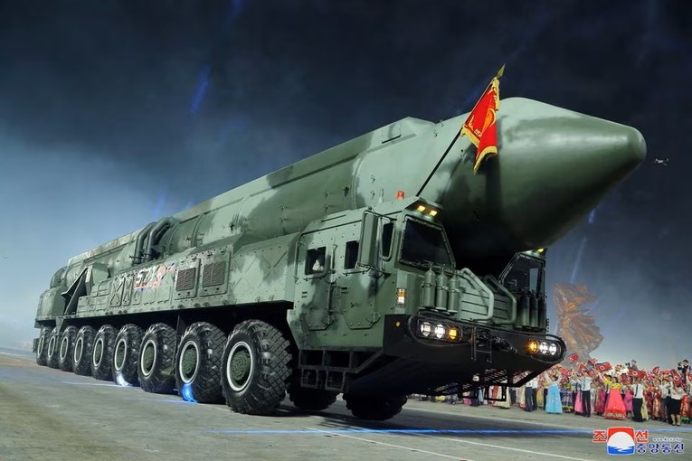 Triều Ti&ecirc;n ph&ocirc; diễn ICBM trong lễ duyệt binh Ng&agrave;y chiến thắng ảnh 3