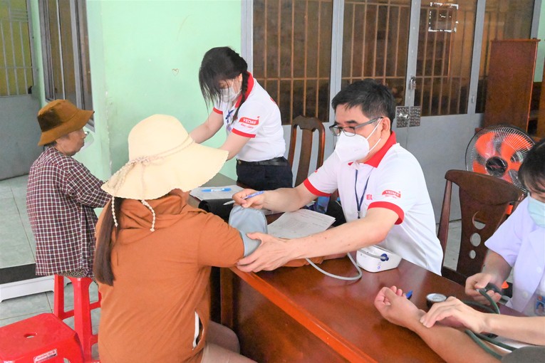 &Ocirc;ng Ko Chung Chih - Ph&oacute; Tổng Gi&aacute;m đốc Vedan Việt Nam tham gia hỗ trợ đo&agrave;n b&aacute;c sĩ