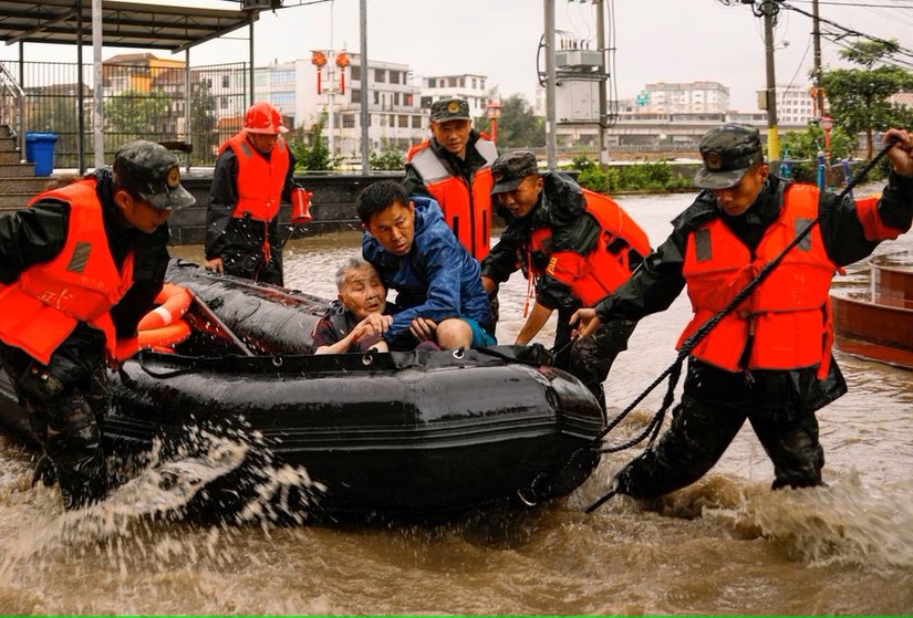 Sĩ quan cảnh s&aacute;t b&aacute;n qu&acirc;n sự sơ t&aacute;n cư d&acirc;n ở thị trấn Xincuo, th&agrave;nh phố Ph&uacute;c Thanh, tỉnh Ph&uacute;c Kiến, Trung Quốc. Ảnh: Reuters