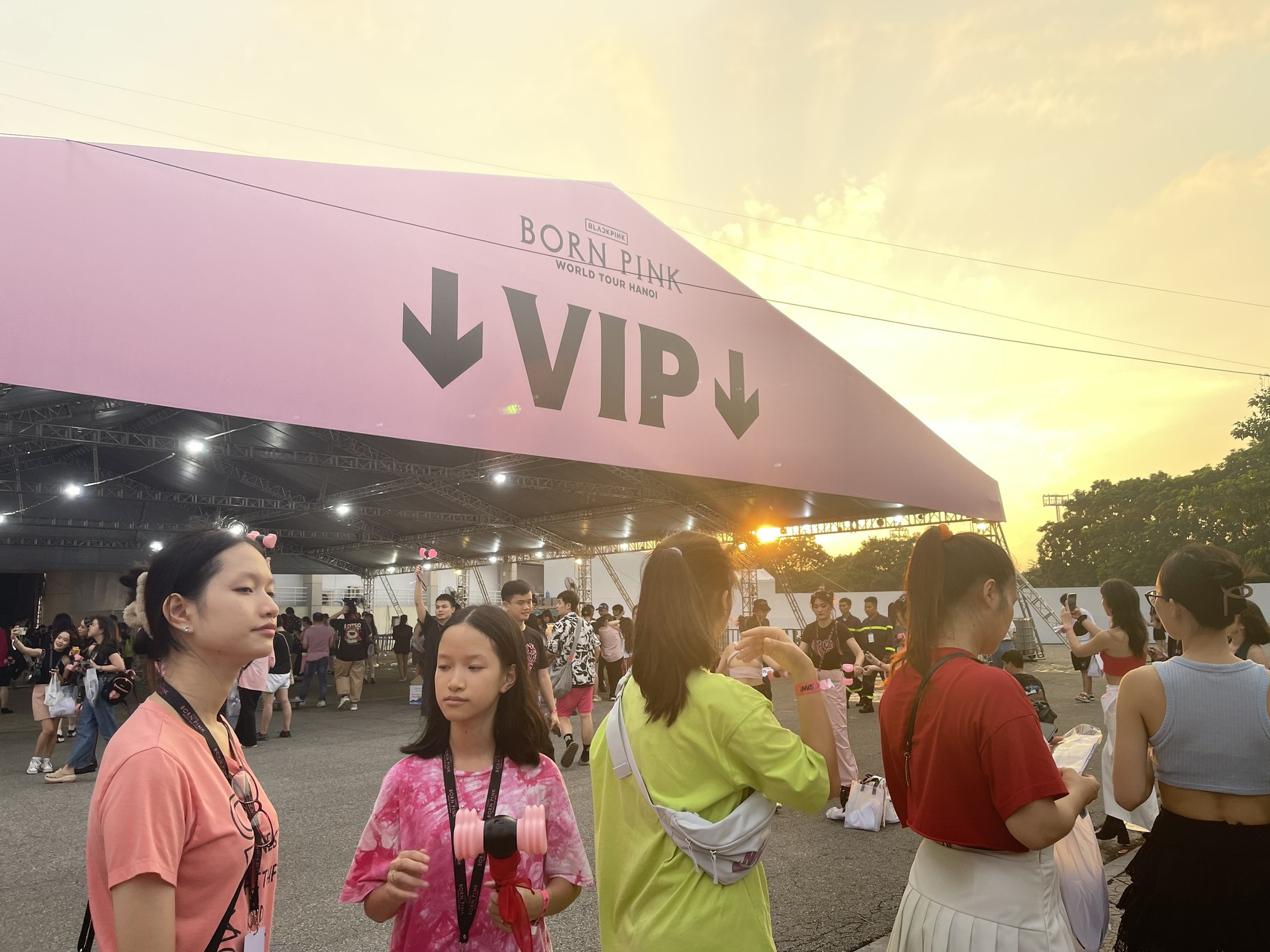 Khu vực cổng VIP được ưu ti&ecirc;n xếp h&agrave;ng ri&ecirc;ng v&agrave; v&agrave;o s&acirc;n sớm hơn.