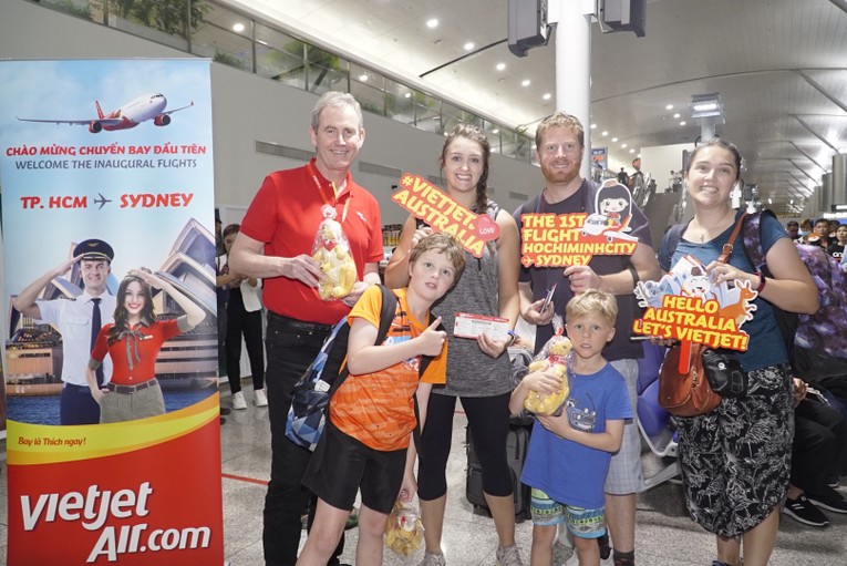 Những h&agrave;nh kh&aacute;ch tr&ecirc;n chuyến bay từ TP HCM đi Sydney của Vietjet tại s&acirc;n bay T&acirc;n Sơn Nhất h&ocirc;m 13/4. Ảnh: Đăng Nguyễn