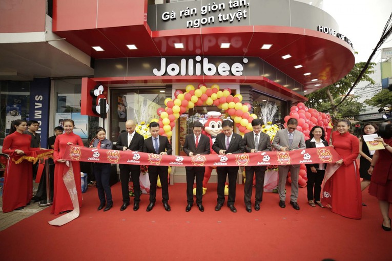 Khai trương cửa h&agrave;ng Jollibee thứ 100 ở Việt Nam tại Cần Thơ. Ảnh: Jollibee Việt Nam