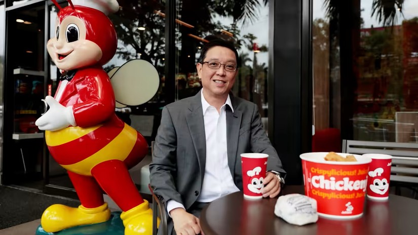 &Ocirc;ng Ernesto Tanmantiong, chủ tịch ki&ecirc;m gi&aacute;m đốc điều h&agrave;nh của Jollibee Foods. Ảnh: Reuters