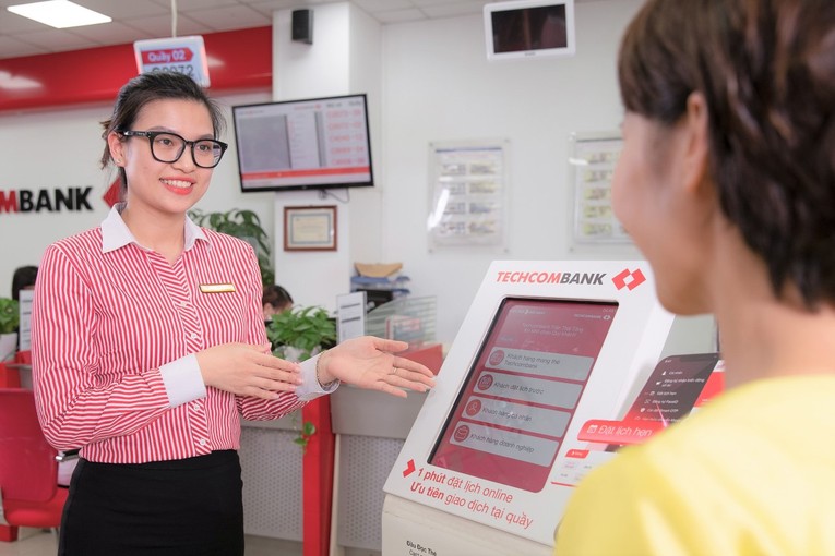 Techcombank 4 năm li&ecirc;n tiếp l&agrave; &amp;amp;amp;quot;Ng&acirc;n h&agrave;ng TMCP uy t&iacute;n nhất&amp;amp;amp;quot; trong danh s&aacute;ch của Vietnam Report.