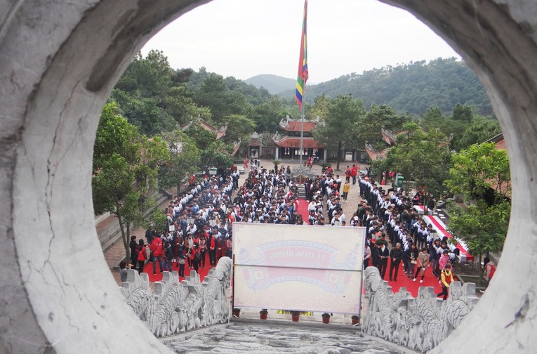 Đền Chu Văn An thu h&uacute;t nhiều học sinh trong cả nước đến tham quan, trải nghiệm.